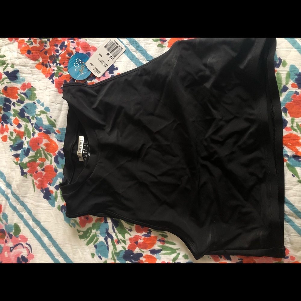 Cropped athletic shirt